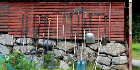 Как да организираме съхранението на градински инструменти в навеса